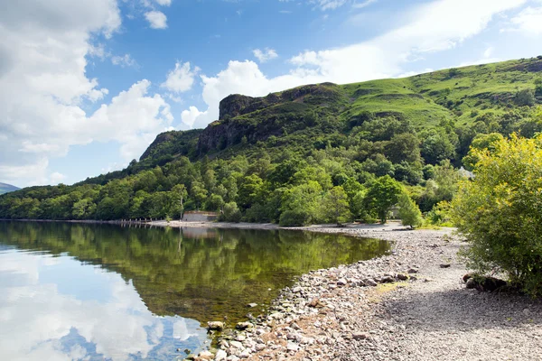 Barrow bay derwent water an einem ruhigen Sommermorgen im englischen Lake District — Stockfoto
