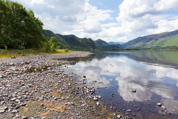 British Lake District en Cumbria Reino Unido en Derwent Water en verano en un día tranquilo con cielo azul y nubes blancas — Foto de Stock