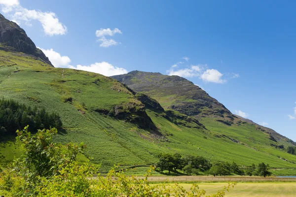 Гора високий стиль поблизу Buttermere Озерному Камбрія Англії Великобританії на прекрасний сонячний літній день — стокове фото