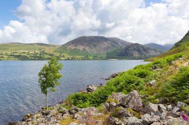Dağlar ve fells yaz aylarında ile Ennerdale su Lake District Milli Parkı Cumbria İngiltere İngiltere