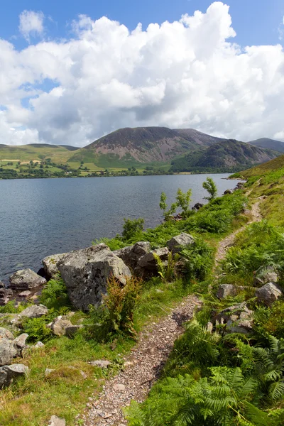 Percorso intorno Ennerdale Water Lake District National Park Cumbria Inghilterra Regno Unito con montagne e colline in estate — Foto Stock