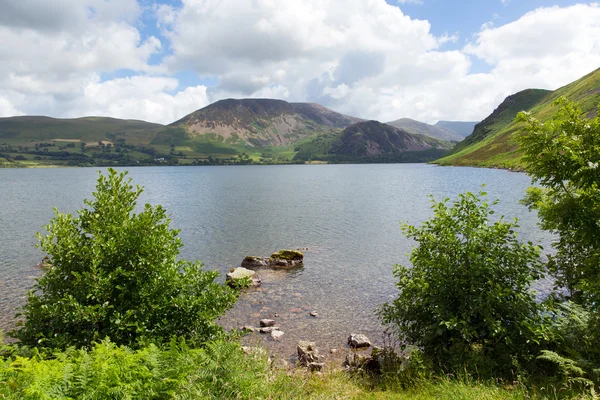 Ennerdale 水湖水地方国立公園カンブリア イギリス山と夏の草原に — ストック写真