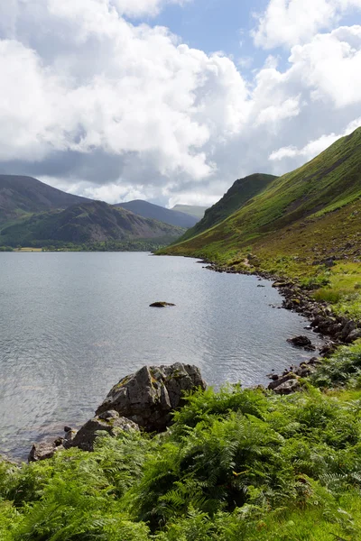 Ennerdale Water Lake District National Park Cumbria Inghilterra Regno Unito con montagne e colline in estate — Foto Stock