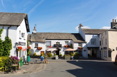 Hawkshead köy pub ve Dükkanı Lake District İngiltere İngiltere bir güzel güneşli yaz gün popüler turistik köy'de sokak
