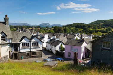 Hawkshead Köyü Lake District İngiltere İngiltere üzerinde bir güzel güneşli yaz gün popüler turistik Köyü