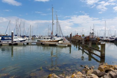 Lymington marina hampshire İngiltere İngiltere new forest yakınındaki solent üzerinde