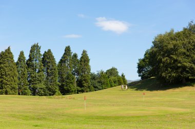 Bowness, golfçüler Windermere Golf mini golf sahası Cumbria Lake District yaz güneş ve mavi gökyüzü ile bir popüler turistik aktivite üzerinde