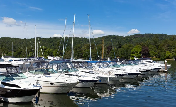 Cabin cruiser hajók sorban a tó gyönyörű kék ég, nyáron — Stock Fotó