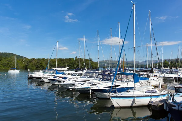 Sailing boats and yachts with masts in a row on a lake with beautiful blue sky in summer — Stock Photo, Image