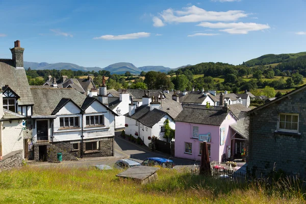 Offers dorp de Lake District Engeland Verenigd Koninkrijk op een mooie zonnige zomerse dag populaire toeristische dorp — Stockfoto