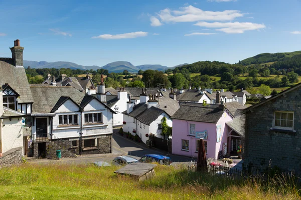 Hawkshead falu a Lake District Anglia Egyesült Királyság egy gyönyörű napsütéses nyári nap népszerű turista falu — Stock Fotó