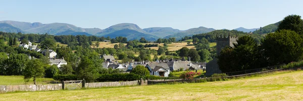 Hawkshead Köyü Lake District Cumbria İngiltere'de yaz mavi gökyüzü kilise ve kırmızı gül panorama ile