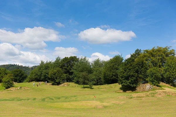 Golfer beim Bogenschießen auf dem windermere Golf Minigolfplatz im Seengebiet von Cumbria eine beliebte Touristenattraktion im Sommer mit Sonnenschein und blauem Himmel — Stockfoto
