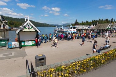 Öğrenciler ziyaretçi ve turistler Bowness Windermere Güney Lakeland Cumbria İngiltere Lake Windermere kıyısında üzerinde