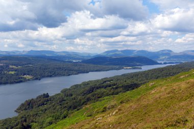 Lake District dağlar ve yaz aylarında yelken tekne ile Windermere İngiltere'de İngiltere'den Gummers nasıl ve yükseltilmiş görmek