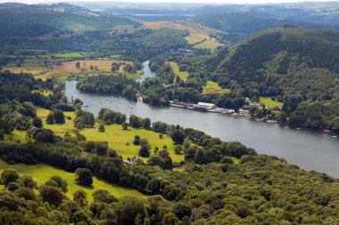 Windermere Lake District İngiltere'de İngiltere'den Gummers nasıl yükseltilmiş bir görünümü ile yaz aylarında yelken tekne