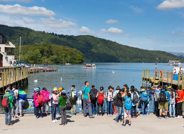 Studenten bezoekers en toeristen Bowness on Windermere South Lakeland Cumbria Uk aan de oevers van Lake Windermere — Stockfoto