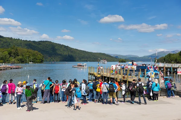 Estudantes visitantes e turistas Bowness em Windermere South Lakeland Cumbria UK às margens do Lago Windermere — Fotografia de Stock