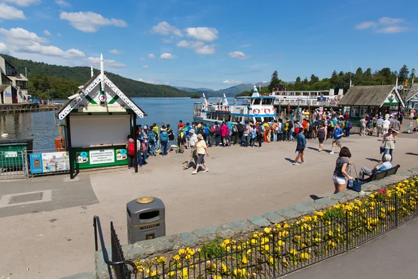 Öğrenciler ziyaretçi ve turistler Bowness Windermere Güney Lakeland Cumbria İngiltere Lake Windermere kıyısında üzerinde — Stok fotoğraf