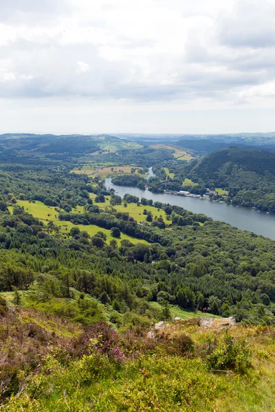 Vista elevada de Windermere Lake District Inglaterra uk de Gummers Como com barco navegando no verão — Fotografia de Stock