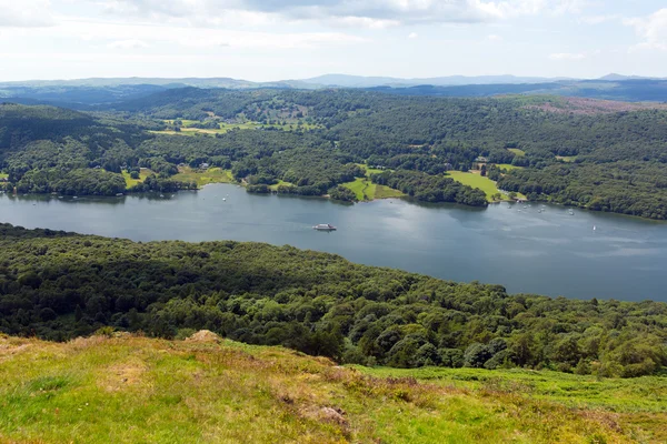 Verhoogde weergave van Windermere Lake District Engeland uk van Gummers hoe met boot zeilen in de zomer — Stockfoto