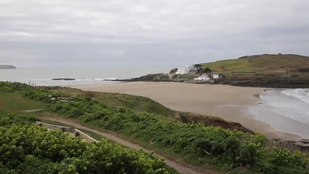 バー島南デボン イギリス海辺村-海 Bigbury 上のと Challaborough パン近く — ストック動画