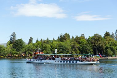 Zevk tekne turu Bowness Windermere Güney Lakeland Cumbria İngiltere Lake Windermere kıyısında