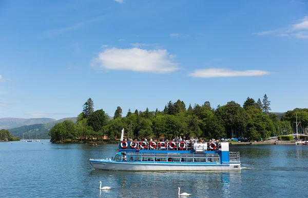 Turizm faaliyetleri Lake District zevk tekne turu Bowness Windermere Güney Lakeland Cumbria İngiltere Lake Windermere kıyısında ile — Stok fotoğraf