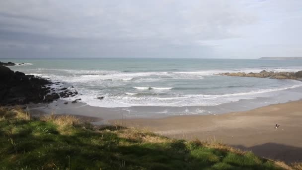 Challaborough zatokę South Devon Anglii Wielkiej Brytanii popularne surfingu przeznaczenia w pobliżu Burgh Island i Bigbury-on-sea na południowo zachodnim wybrzeżu ścieżka Pan — Wideo stockowe