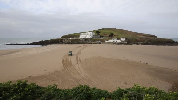 Veicolo che guida a Burgh Island South Devon Inghilterra Regno Unito con bassa marea vicino Challaborough — Video Stock