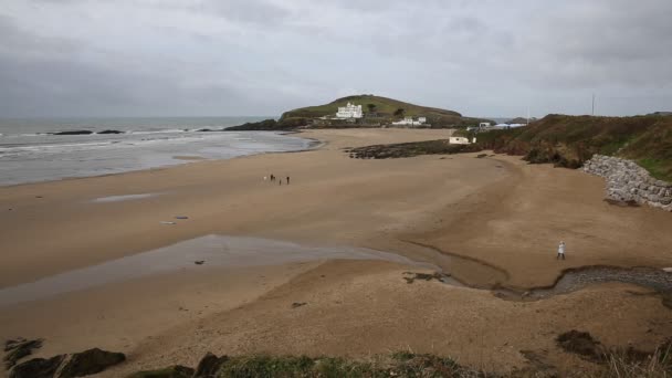 Beach and Burgh Island South Devon Inglaterra Reino Unido cerca del pueblo costero de Bigbury-on-Sea y Challaborough — Vídeo de stock