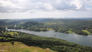 Windermere Lake District İngiltere'de İngiltere'de nasıl Gummers yaz yelken tekne ile aşağı bakıyor