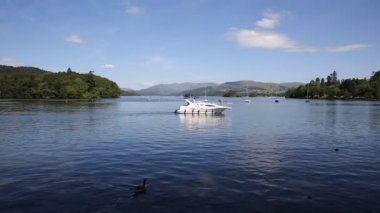 Güzel huzurlu dinlendirici yaz günü İngiliz Lake District Bowness Windermere İngiltere'de İngiltere'de bir tekne bu popüler turistik yeri ile