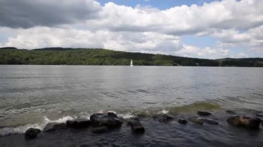 Windermere Lake District İngiltere İngiltere dalgalar ve kayalar ve bu popüler turistik cazibe, bir yelkenli tekne