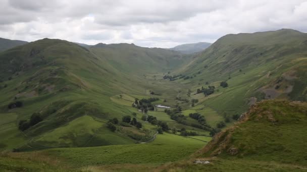 Vue sur la campagne anglaise Martindale Valley Lake District Cumbria Angleterre uk de Hallin Fell près de Ullswater — Video