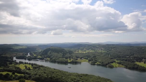 Vista elevada de Windermere Lake District Inglaterra Reino Unido desde Gummers Cómo navegar en barco en verano — Vídeo de stock