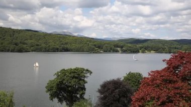 Yelkenli teknelerde Windermere Gölü Bölgesi Cumbria İngiltere güzel huzurlu dinlendirici yaz gününde renkli kırmızı ve kahverengi ağaçları ile