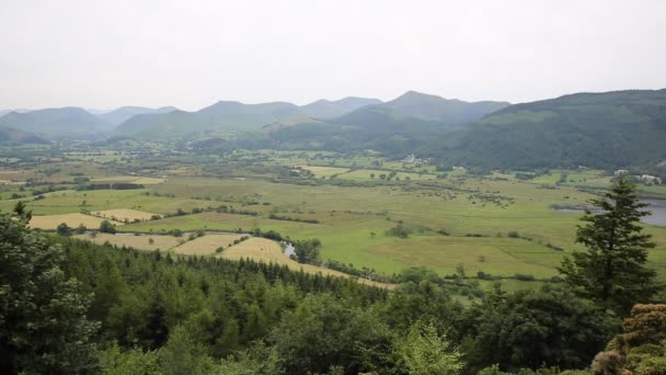 立面図をオスプレイ見てから水のケスウィック湖地区カンブリア イギリスおよび Derwent の近くの山 — ストック動画