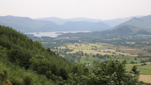 Montañas cerca del lago Keswick Distrito Cumbria Inglaterra Reino Unido y Derwent agua de la Osprey miran hacia fuera vista elevada — Vídeos de Stock