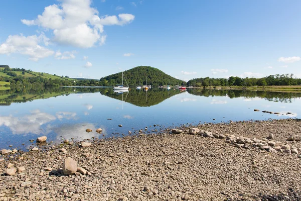 Klidný klidné uvolněné dopoledne ještě den na krásné jezero s oblak odrazy — Stock fotografie