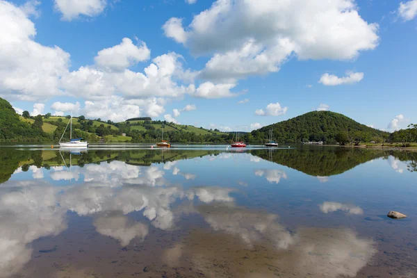 De Lake District populaire mooie Uk toeristische bestemming Ullswater Cumbria Noord Engeland in de zomer met boten blauwe hemel en cloud reflecties — Stockfoto