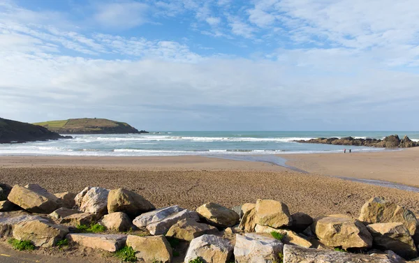 Challaborough ビーチ南デボン イギリス南のウエスト ・ コースト ・ パスの Bigbury で海とバー島近くのサーフィンの人気 — ストック写真