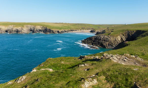 クラントック湾コーンウォール イギリス ニューキー付近と南の西海岸のパス青い海と空と春のポリー冗談としても知られている横にあるポース冗談ビーチ — ストック写真