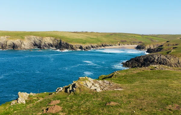 Plaży Porth żart Crantock Zatoka Cornwall Uk Anglii w pobliżu Newquay i na South West Coast Path znany również jako Polly Joke na wiosnę z błękitnego morza i nieba — Zdjęcie stockowe