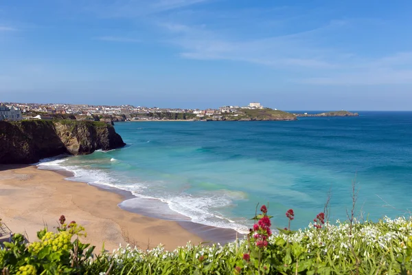 Newquay kusten norra Cornwall Uk mot hamnen vackra Cornish coastal scenen under våren med blå himmel och hav — Stockfoto