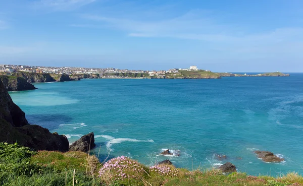 Costa de Newquay North Cornwall UK em direção ao porto bela cena costeira de Cornish na primavera com céu azul e mar — Fotografia de Stock
