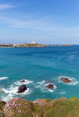 Newquay coast Kuzey Cornwall İngiltere liman doğru kayalar bahar ile mavi gökyüzü ve denizin güzel Cornish kıyı sahnede