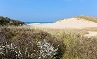 Holywell Bay beach Kuzey Cornwall sahil İngiltere İngiltere Newquay ve Crantock bahar mavi gökyüzü ile yakın