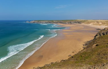 Holywell Körfezi Kuzey Cornwall sahilinde İngiltere İngiltere Newquay ve mavi gökyüzü ile bahar Crantock yakınındaki kıyı şeridi
