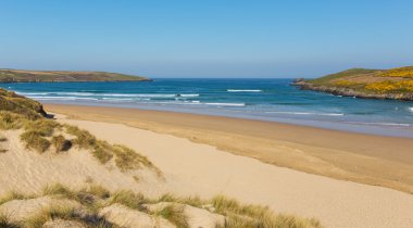 Crantock koyu ve Plajı Kuzey Cornwall İngiltere İngiltere Newquay yakınındaki ve mavi gökyüzü ve denizin ile baharda Güney West Coast yolda